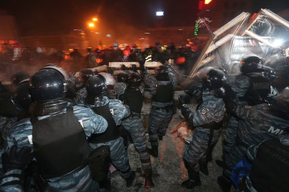 Saugumo pajėgos Kijeve vėl ėmėsi veiksmų prieš protestuotojus. EPA-Eltos nuotr.