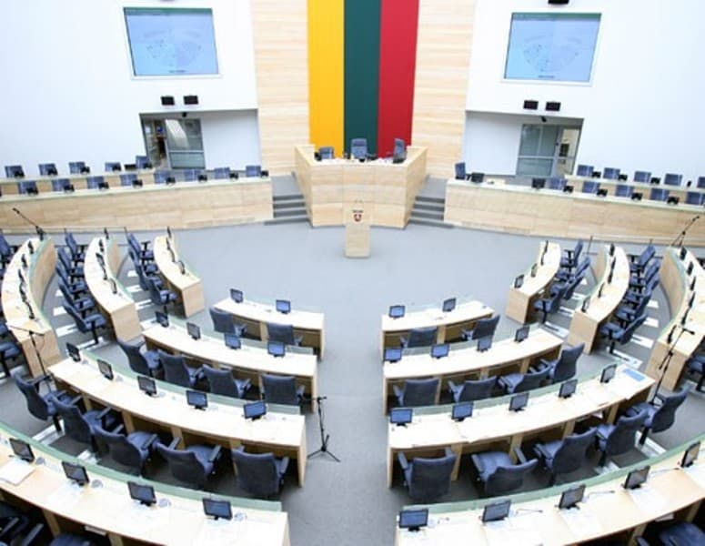 Prezidentės patarėjas: „Seimas priėmė abejotino konstitucingumo nutarimą“